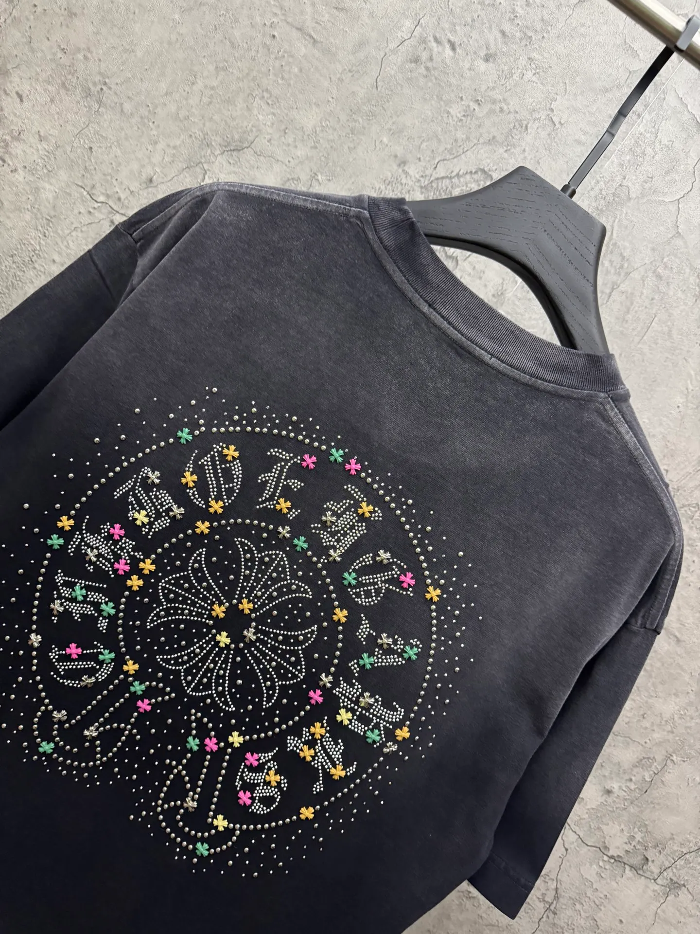 P210 top version, real shot without P, ​​different from market currency) 𝗖𝗵𝗿𝗼𝗺𝗲 𝗛𝗲𝗮𝗿𝘁𝘀/Croxin 2026 Spring New Original Single Counter American Washed Rivet Color Diamond Couple Short Sleeves 👑The highest version! Customized fabric 320 grams, washed and fried, spray horse slip craft, best-selling model at the counter, very comfortable to wear. Accessories: original molded and authenticated collar label ➕ 100% silk wash label. Genuine purchase-grade original hangtag➕matching hanging rope➕3D hanging beads➕original packaging bag. Craftsmanship: The original version has consistent wiring! The highest version of the armhole matching technique! Color: Red Black Size: M L XL 2XL Style No.: 2061